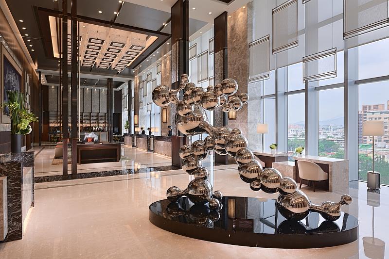 為增添節慶儀式感，六福萬怡酒店將於平安夜及聖誕節兩晚，邀請國小弦樂團於飯店大廳演出，陪伴旅人度過一年中最重要的節慶時刻。（圖/六福旅遊集團提供）