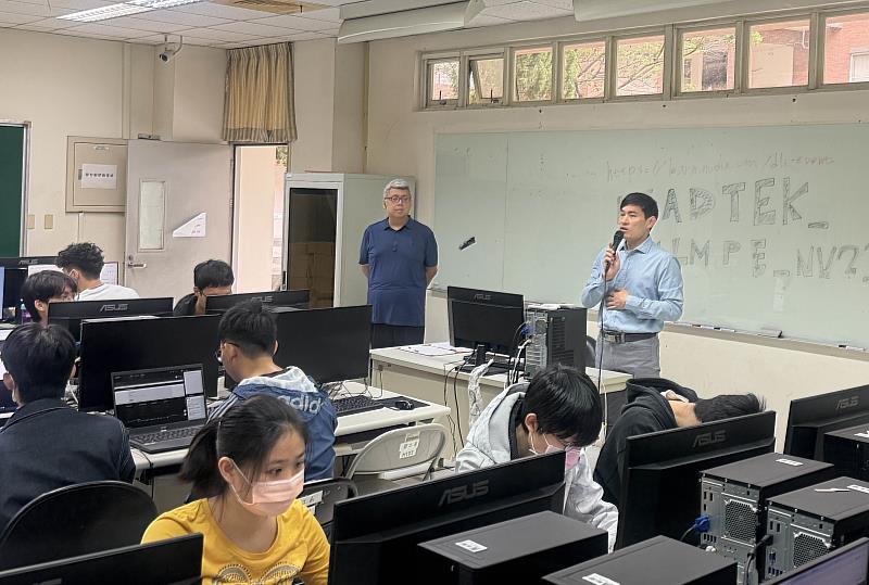 亞大資電學院院長許慶賢(右)，在NVIDIA深度學習機構（DLI）實作課程時，期許透過跨院系共同強化AI與LLM實作能力。