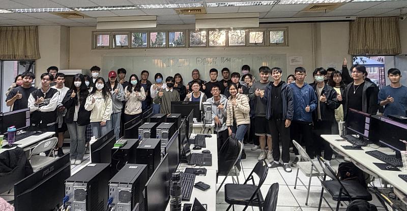 亞大開設NVIDIA DLI課程，參與師生合影。