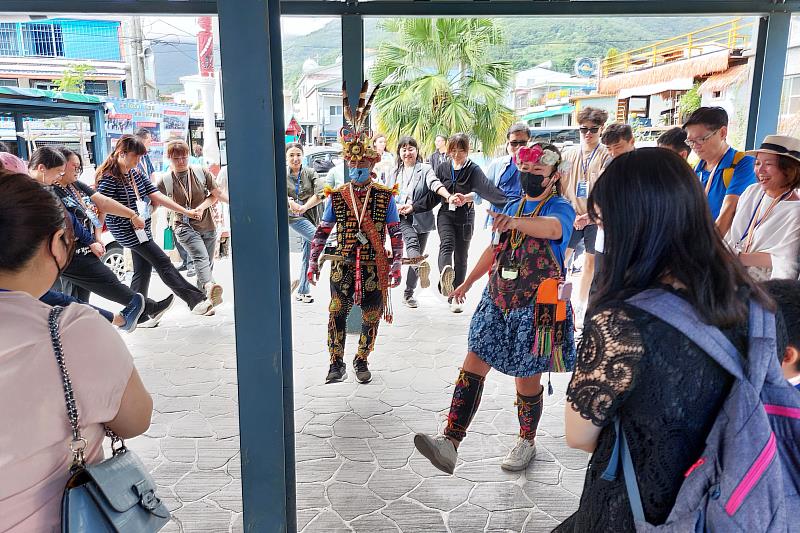 師生們在金崙部落頭目帶領下一起跳排灣族傳統舞蹈。（圖/中金院提供）