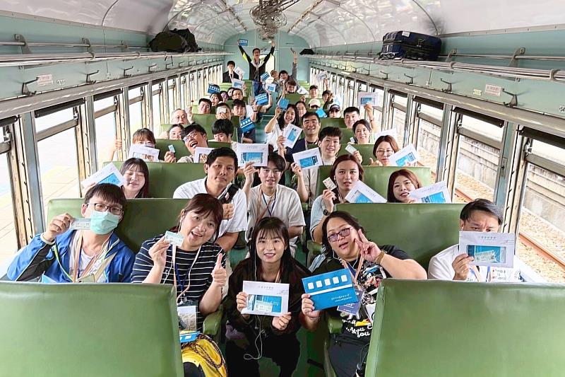 中金院研究所師生一起搭乘充滿復古懷舊風的「藍皮解憂號」觀光列車前往臺東金崙。（圖/中金院提供）