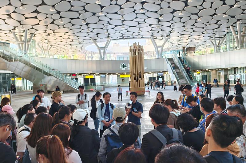 墨凡股份有限公司總經理薛浚鴻向師生車站商場與鐵道觀光的經營策略。（圖/中金院提供）