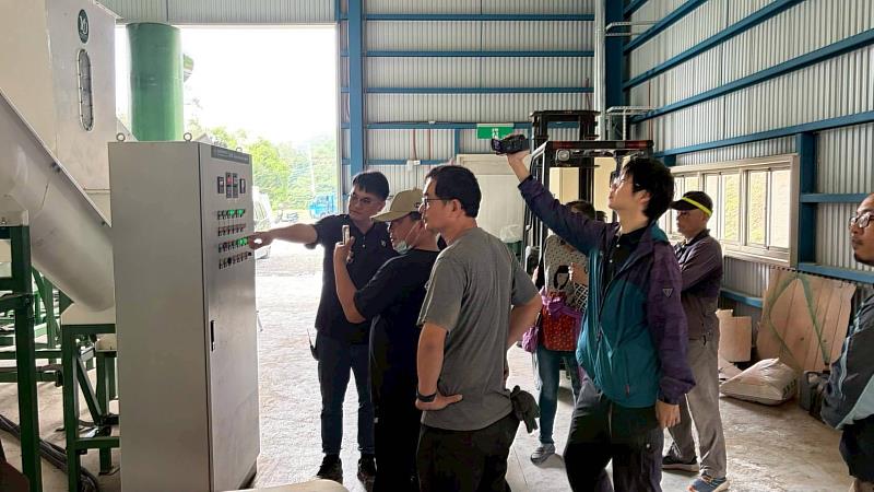 技術人員說明設備機組操作及實機運轉。