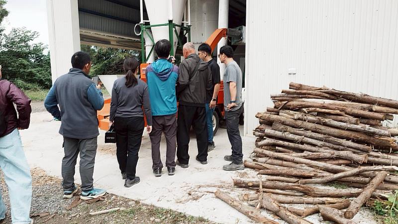 技術人員說明設備機組操作及實機運轉。