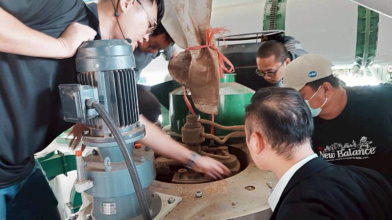 技術人員說明設備機組操作及實機運轉。