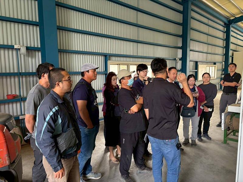 技術人員說明設備機組操作及實機運轉。