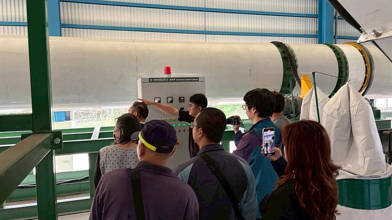 技術人員說明設備機組操作及實機運轉。