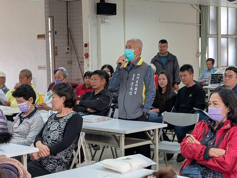 內門區內興里里長立永信討論竹林倒伏影響交通解方。