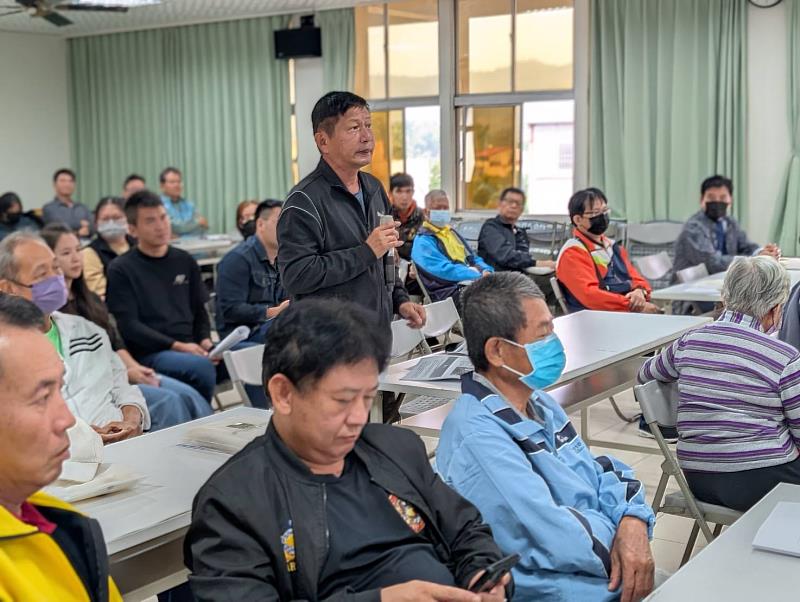 內門區永吉里李永坤里長討論產業道路維護重要性。