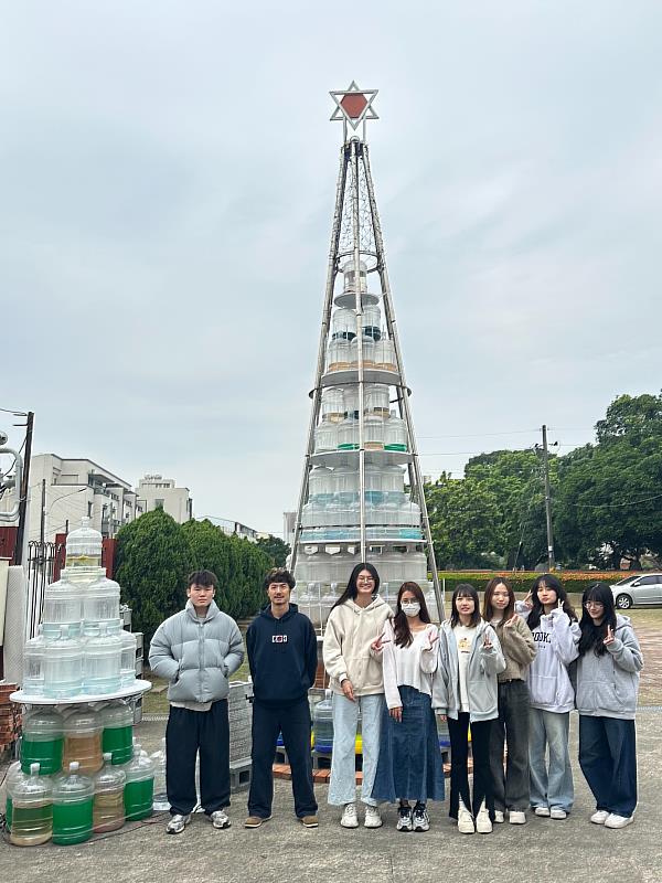 空設系用水瓶打造《諾亞(方舟)之樹》永續聖誕樹,設計團隊合影。