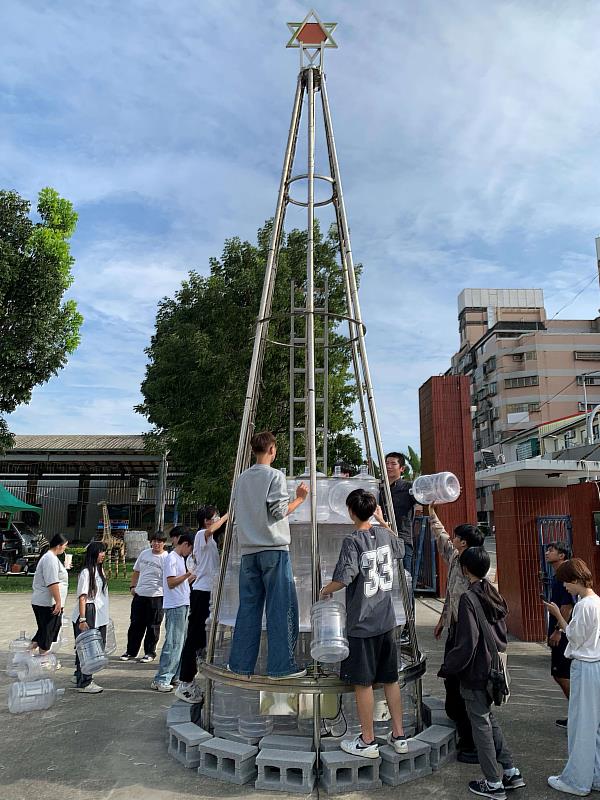 學生現地施工照。