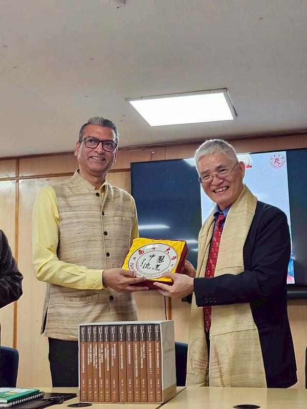 南華大學與印度新那爛陀大學簽署合作備忘錄，高俊雄校長（右）致贈紀念品予新那爛陀大學校長Prof. Siddhartha Singh（左）。