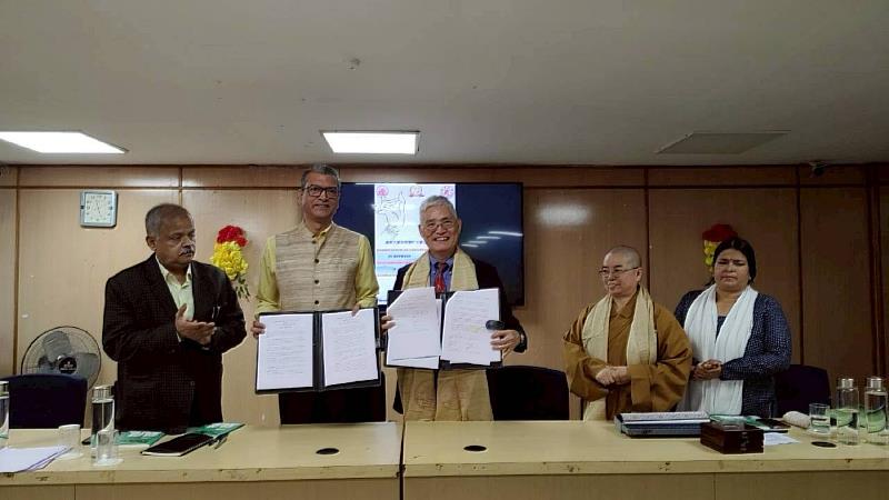 南華大學高俊雄校長（右3）與印度新那爛陀大學校長Prof. Siddhartha Singh（左2）簽訂合作備忘錄與交換生同意備忘錄。