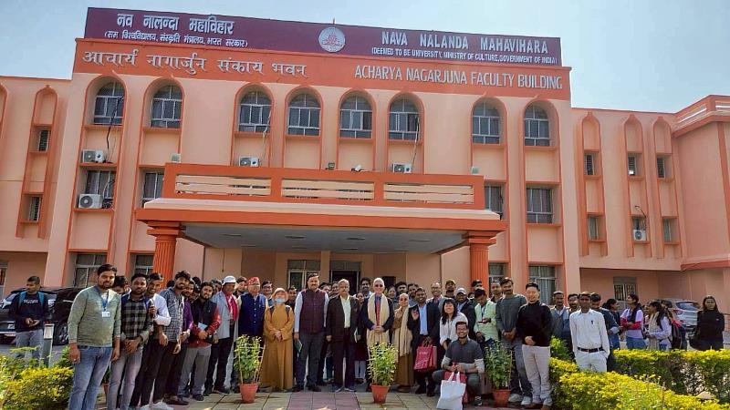 南華大學高俊雄校長至印度新那爛陀大學參訪交流、簽署合作，並與師生合影留念。