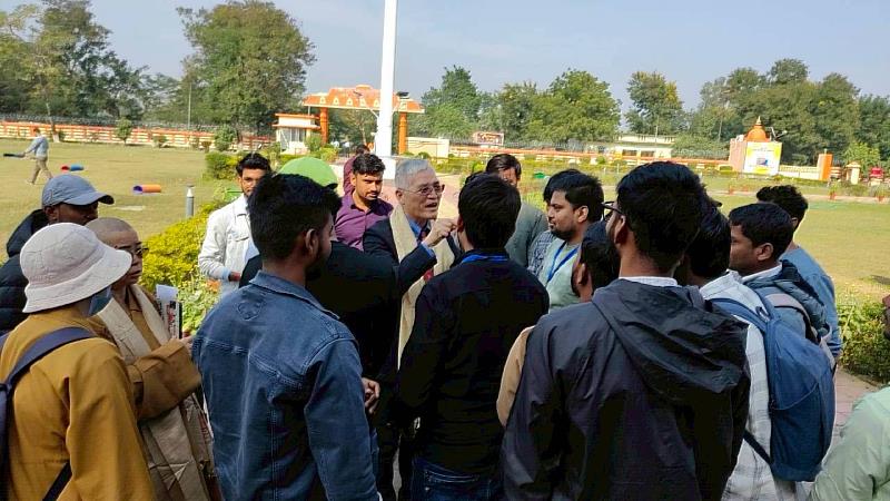 南華大學高俊雄校長至印度新那爛陀大學參訪交流，並以身心靈健康治校理念演講，學生於講座後向高俊雄校長請益。