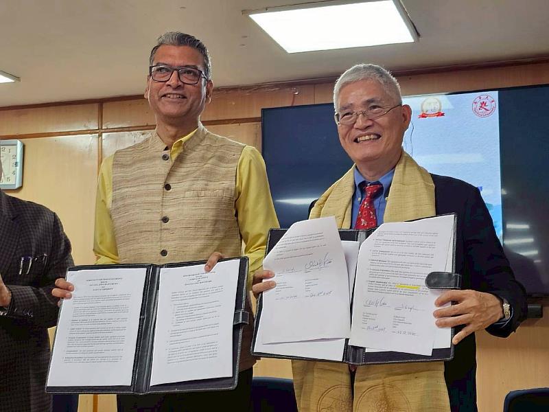 南華大學高俊雄校長（右）與印度新那爛陀大學校長Prof. Siddhartha Singh（左）簽訂合作備忘錄與交換生同意備忘錄。