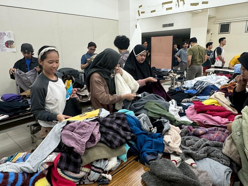 免費發放衣物的活動讓境外學生感到驚喜與溫暖，也感謝師長們的貼心安排，讓遠道而來的學生也能感受到家的溫暖。