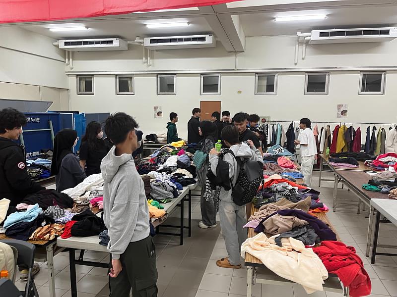 學校準備多樣保暖物資，學生們專注整理與挑選衣物。