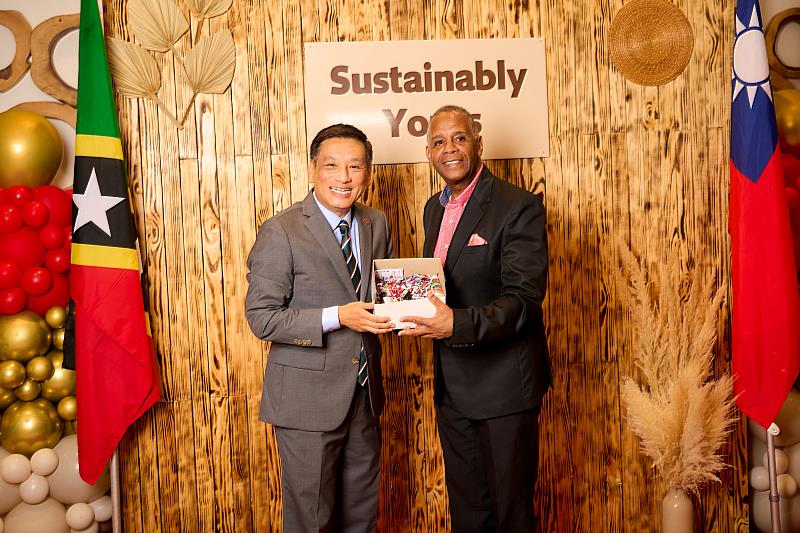 陶令文大使贈送輔導戶產品予尼維斯島副行政首長Hon. Eric Evelyn。