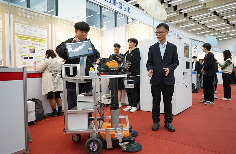 電機系自動掃落葉機械人說明。