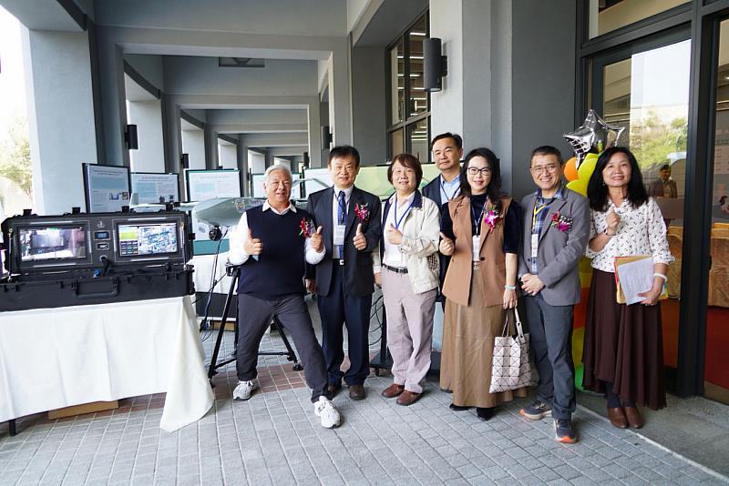 貴賓和師長與作品合影。