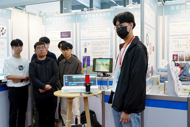 資工系互動翻譯螢幕展示。