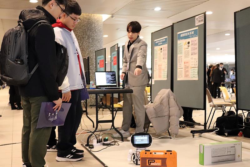 長庚大學資工、AI兩系聯合畢展，同學們仔細向評審與參觀師生介紹專題成果。