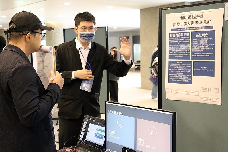 長庚大學資工、AI兩系聯合畢展，同學們仔細向評審與參觀師生介紹專題成果。