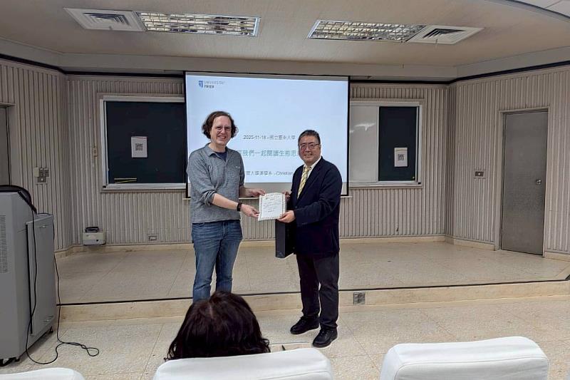 南大國文系高教深耕計畫邀請蘇費翔教授於「中文閱讀與書寫」課程分享生態與永續思考。