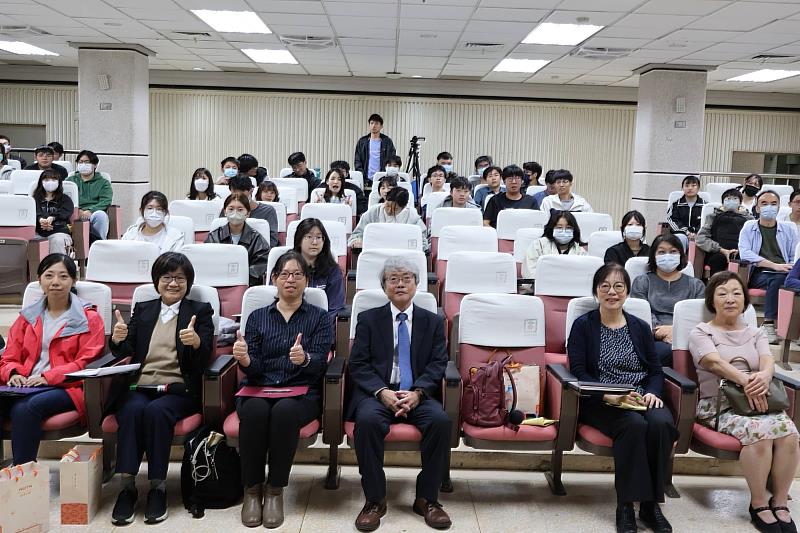南大文化與自然資源學系師長與同學齊聚跨國講座現場,與日本學者交流非洲面具文化與生命信仰。