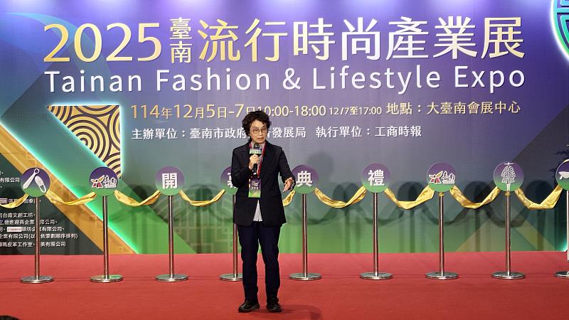 趙卿惠副市長開幕致詞,從紡織、代工的產業歷史脈絡介紹辦理本次展覽的緣起與目的。