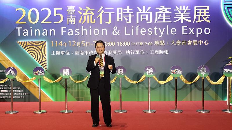 工商時報謝奇璋副總經理介紹本次展覽的特色。