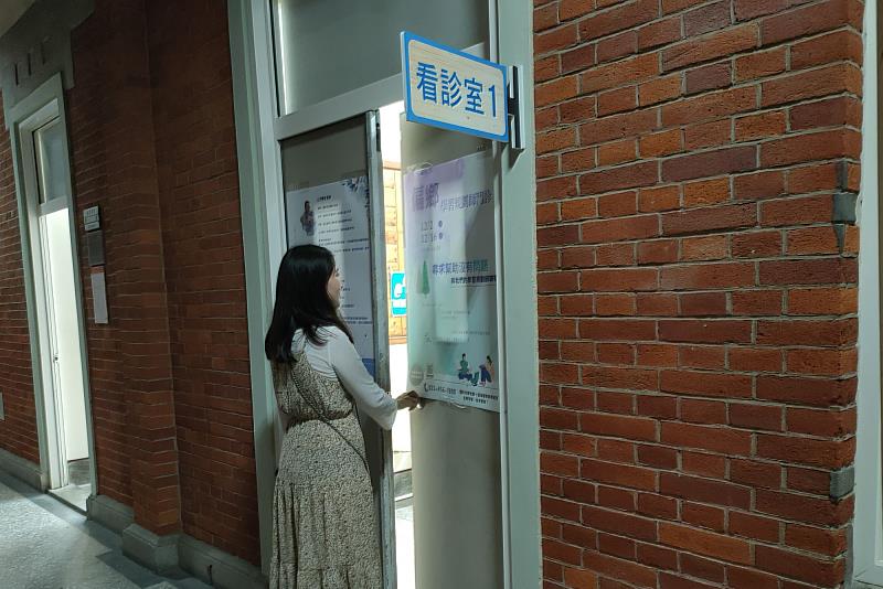 南大同學依序進入「診間」進行一對一諮詢，在「學習規畫師門診」中探索偏鄉教育的未來方向。