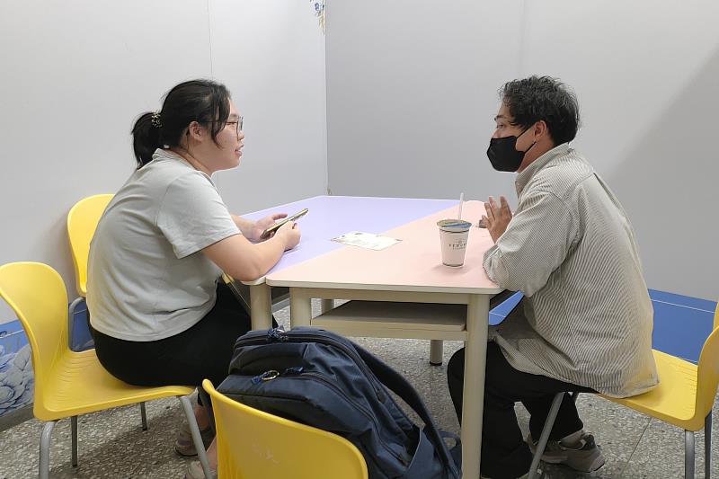 南大「偏鄉學習規畫師門診」現場，洪明正老師專注聆聽學生提問，從第一線教學經驗出發提供務實建議。