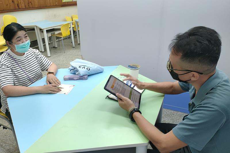 南大「偏鄉學習規畫師門診」中，方建良校長以豐富偏鄉經驗結合專業觀點，為學生準備諮詢簡報，協助梳理教育進路。