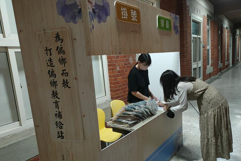 南大「偏鄉學習規畫師門診」報到台化身為「掛號台」，學生完成諮詢後可領取專屬「處方簽」，增添活動互動感。