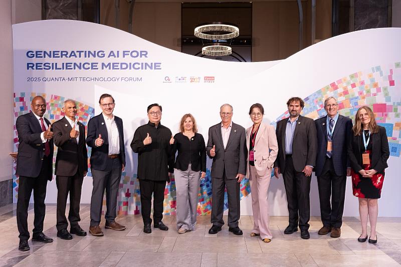 廣達張嘉淵技術長(左4)在Generating AI for Resilience Medicine論壇中與講者MIT教授Daniela Rus(左5)、John Guttag(右5)、Regina Barzilay(右1)及所有MIT CSAIL來台講者們合影。(圖片來源:時代基金會官網)
