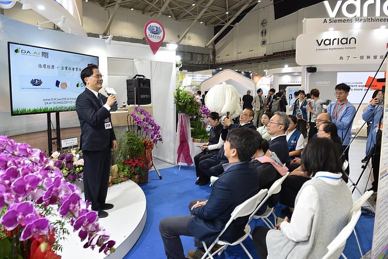 林欣榮院長指出他現在穿的西裝整套都是大愛感恩科技的產品，很感恩能繼續有大愛感恩科技合作「醫材再生研發」計畫。