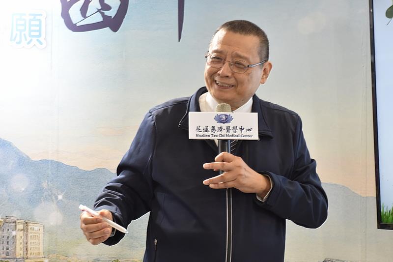 大愛感恩科技公司總經理李鼎銘以「救治生命,也可守護地球:醫療廢棄物的永續新生命」為題分享。在場的聽眾每人還獲得一支首度面市的以醫材再生製作的「三(色)合一」筆。