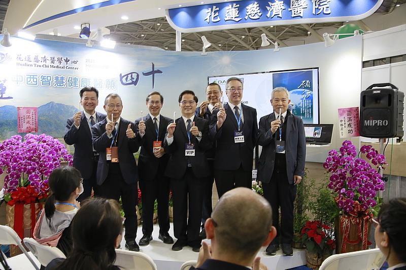 花蓮慈濟醫院林欣榮院長(左四)與大愛感恩科技公司總經理李鼎銘(右三)希望能將廢棄醫材再生發揚光大。左起為花蓮慈濟副院長陳星助、吳彬安、台北慈濟副院長鄭敬楓、花蓮慈濟國際醫學中心副主任鄭順賢、副院長王志鴻。