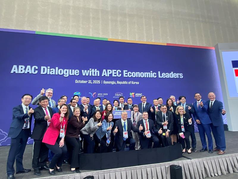 張嘉淵（右8）及與會ABAC代表們於對話後合影（圖：ABAC我國秘書處）