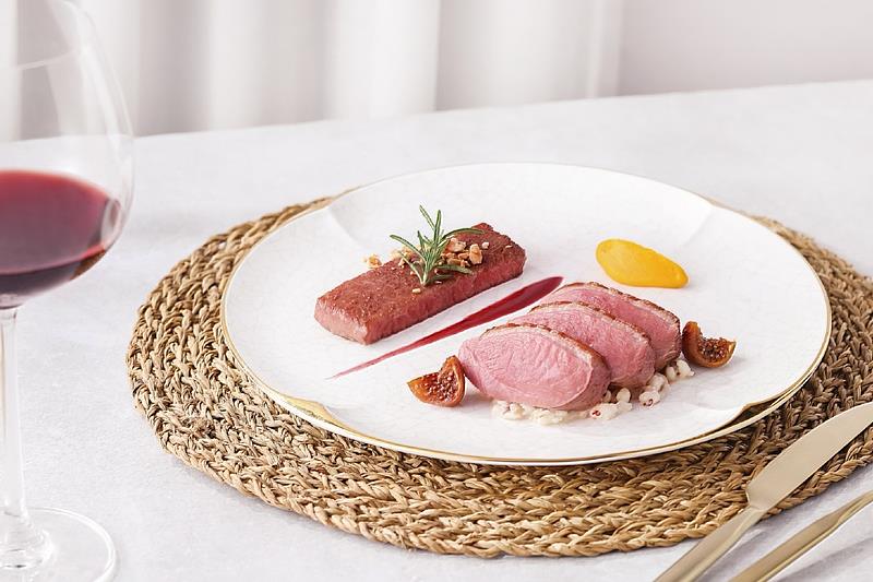 星級聯名雙人饗宴A5和牛搭櫻桃鴨胸,汲取米其林主廚料理技法,層次深邃而富果香。