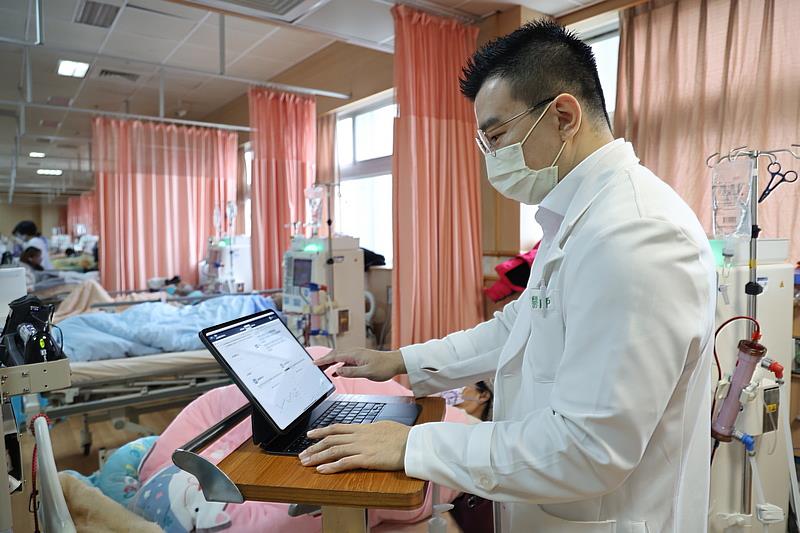 花蓮慈濟醫院今年也在血液透析作業平台中導入AI預測功能，協助醫護更早掌握病人狀況。