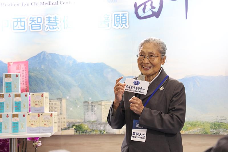 林碧玉副總肯定花蓮慈濟醫院推動中西醫合療草藥研究。除了信仰，她每天吃淨斯本草飲。