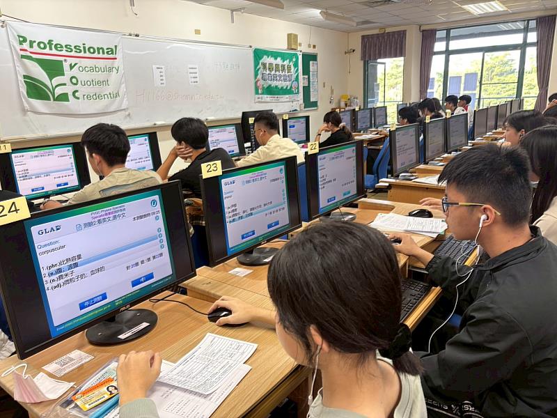 參賽選手們認真作答。