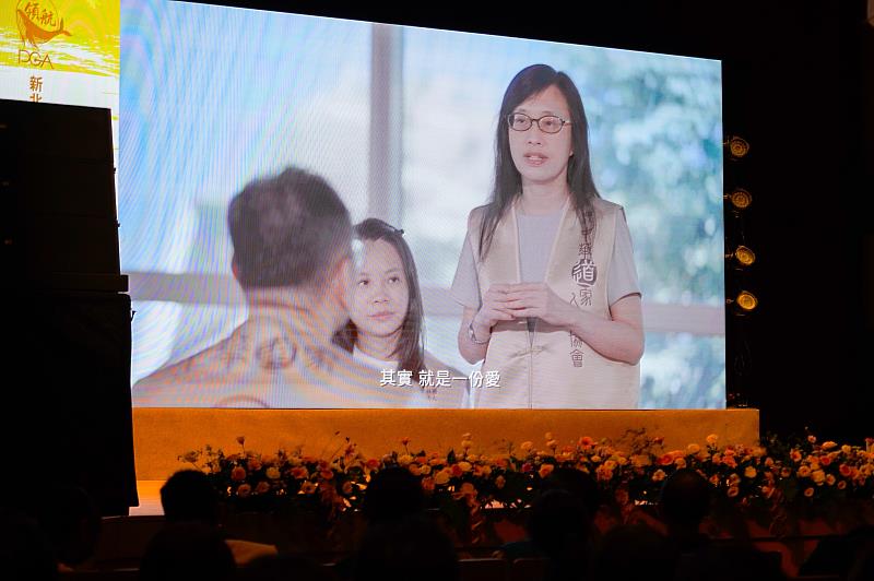 中華道家人文協會獲頒領航金獎最高榮譽「最佳領航奉獻獎」，理事長張旖以溫暖一句話詮釋初心：「其實，就是一份愛」。