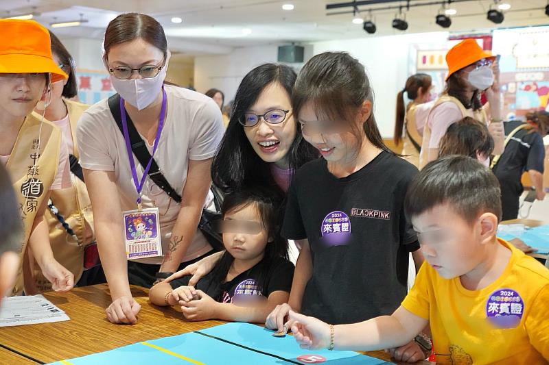 道家人文協會長期投入弱勢支持與客製化服務模式，理事長張旖（中）曾表示，協會不單是物資捐贈，更希望讓每一個家庭感受到社會的愛「一直都在，不曾離開」。