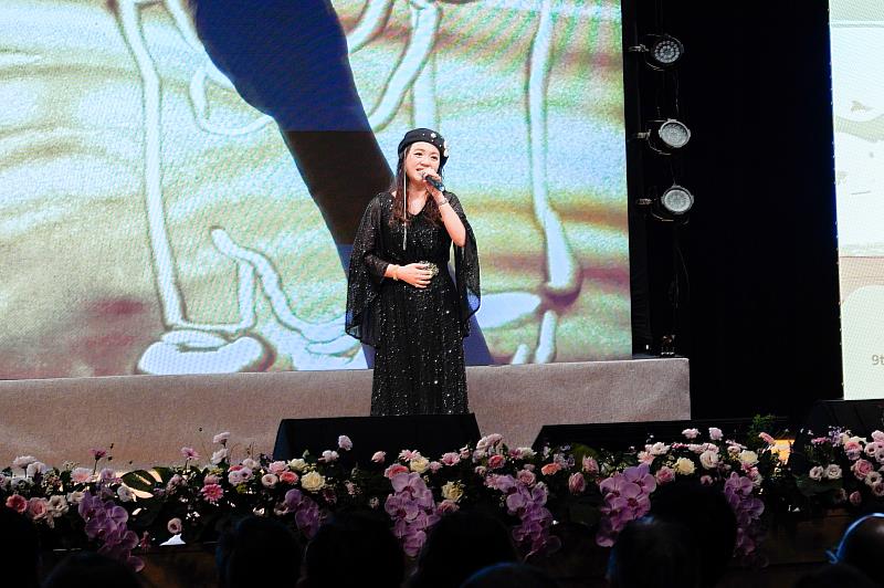 秀蘭瑪雅為新北市人民團體「領航金獎」典禮獻唱。