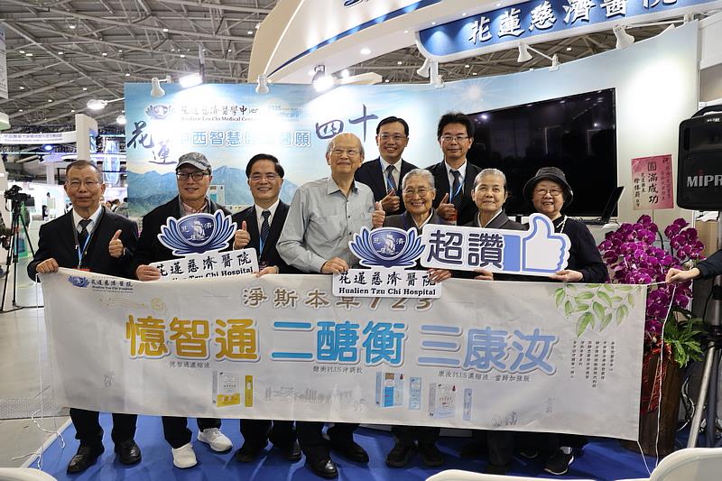 林欣榮院長（左3）、何宗融副院長（右3）、林碧玉副總（右4）、吳彬安副院長（左1）、顏靜曦師姊（右2）等人一起見證淨斯本草飲系列產品。