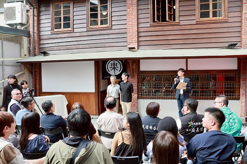 七星藥局第二代吳嘉文與第三代吳至鎧出席竣工典禮，見證民雄過去與現在的交匯。（攝影：洪世居）